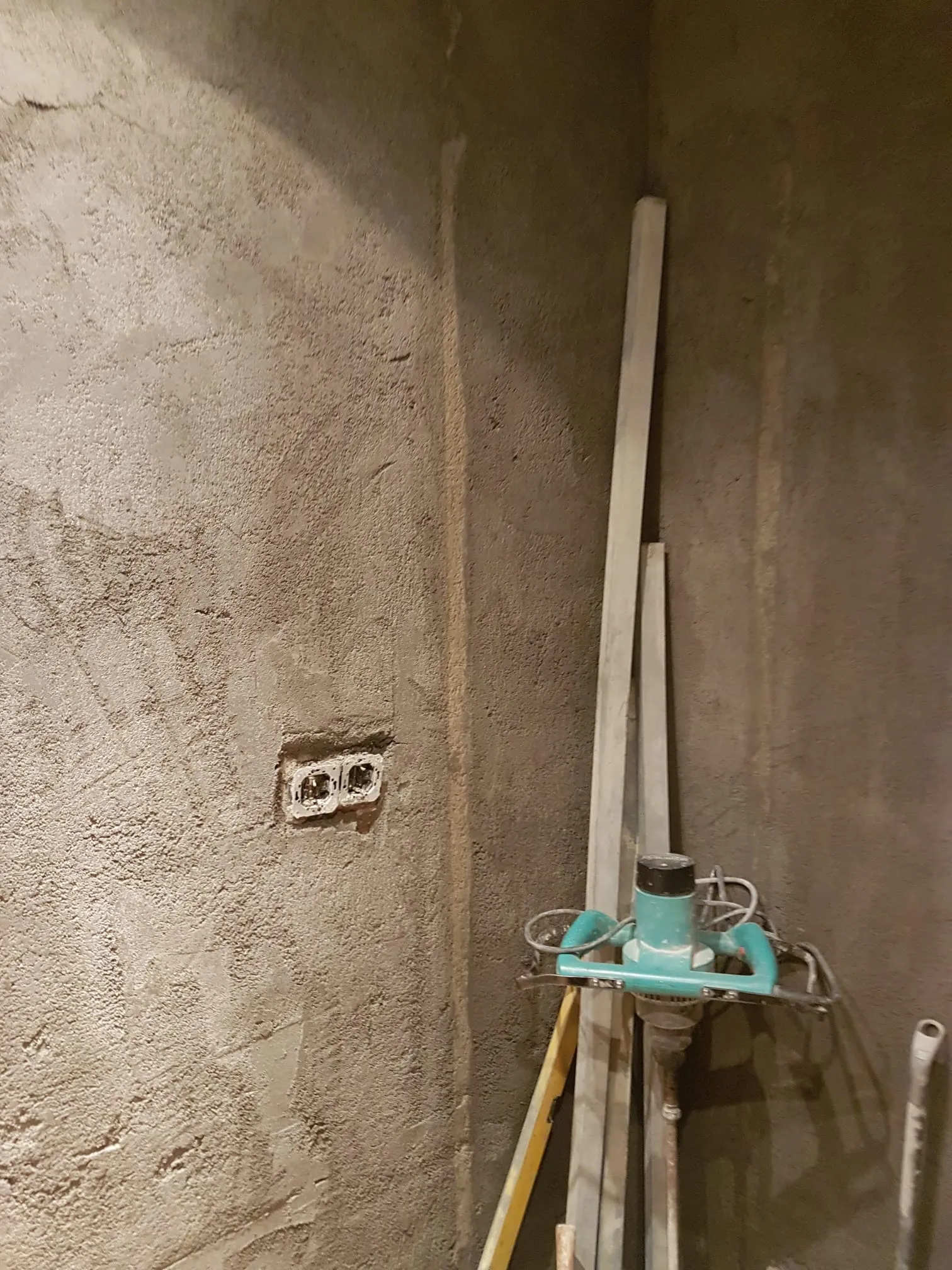 Paredes del baño regularizadas con mortero antes de colocar el revestimiento cerámico
